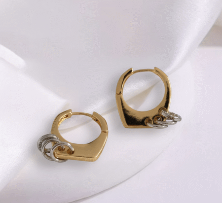 Geometrische Creolen mit silbernen Ringen