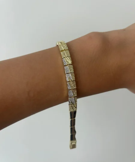 Modernes Goldarmband mit geometrischem Design