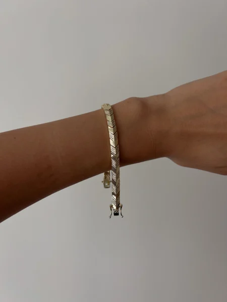 Feines Goldarmband mit Mustergravur