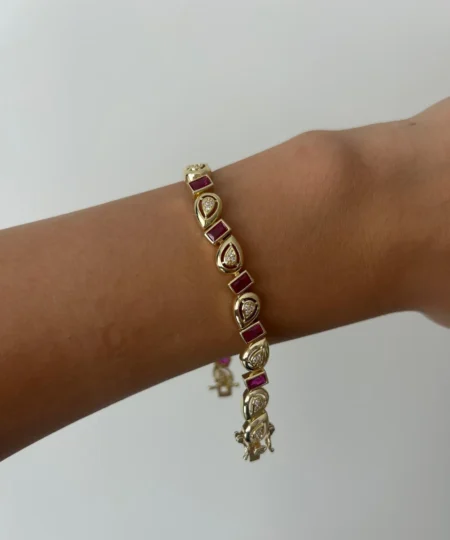 Elegantes Goldarmband mit roten Akzenten